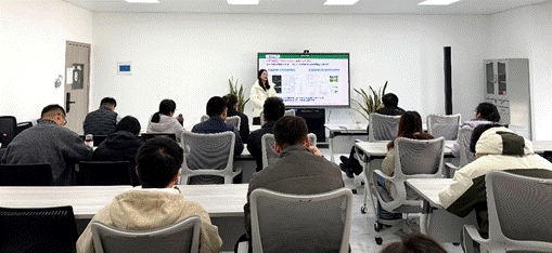 会议室里的人们AI 生成的内容可能不正确。